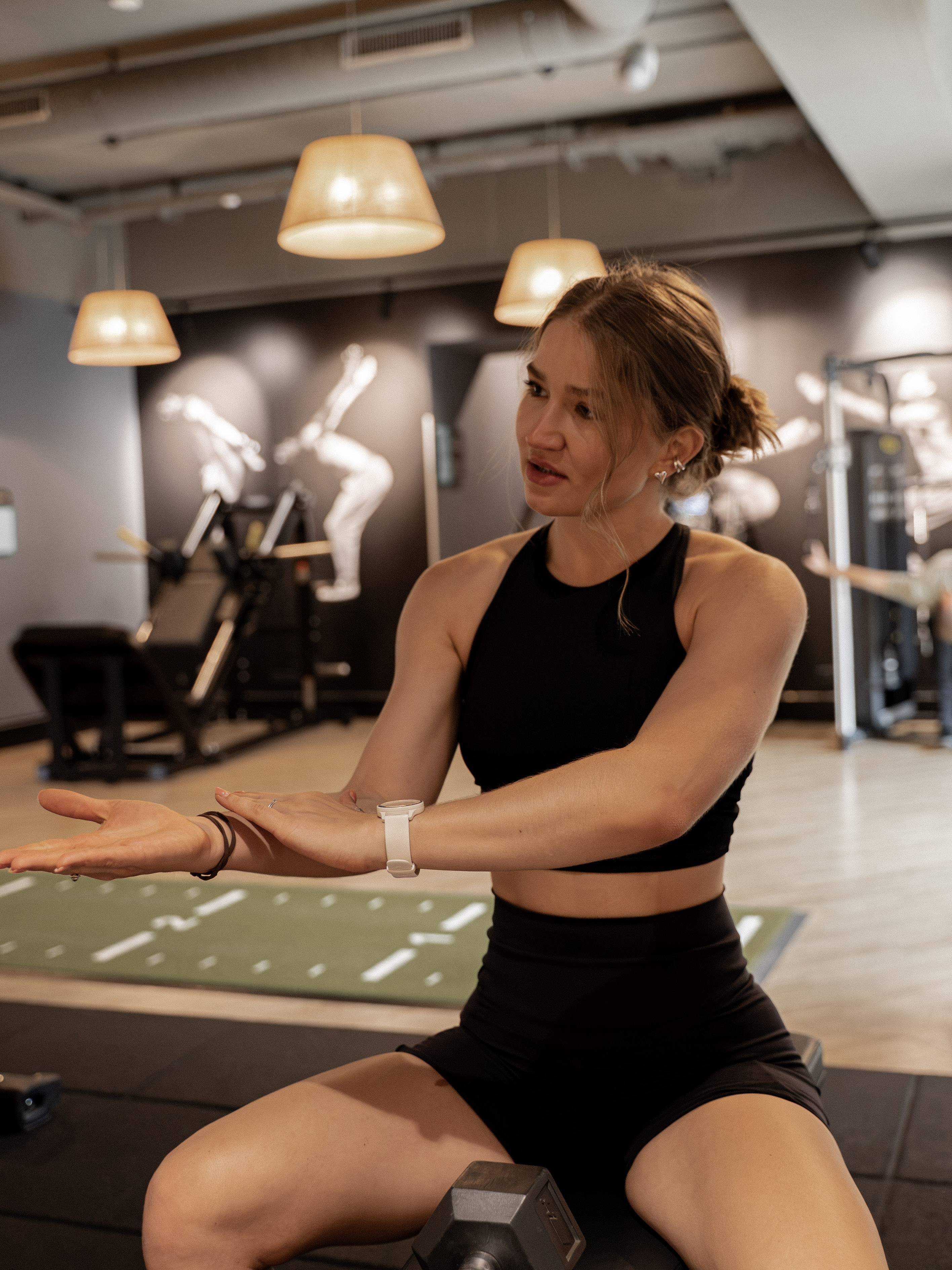 Solomiia erklärt eine Bewegung im Trainingsstudio.