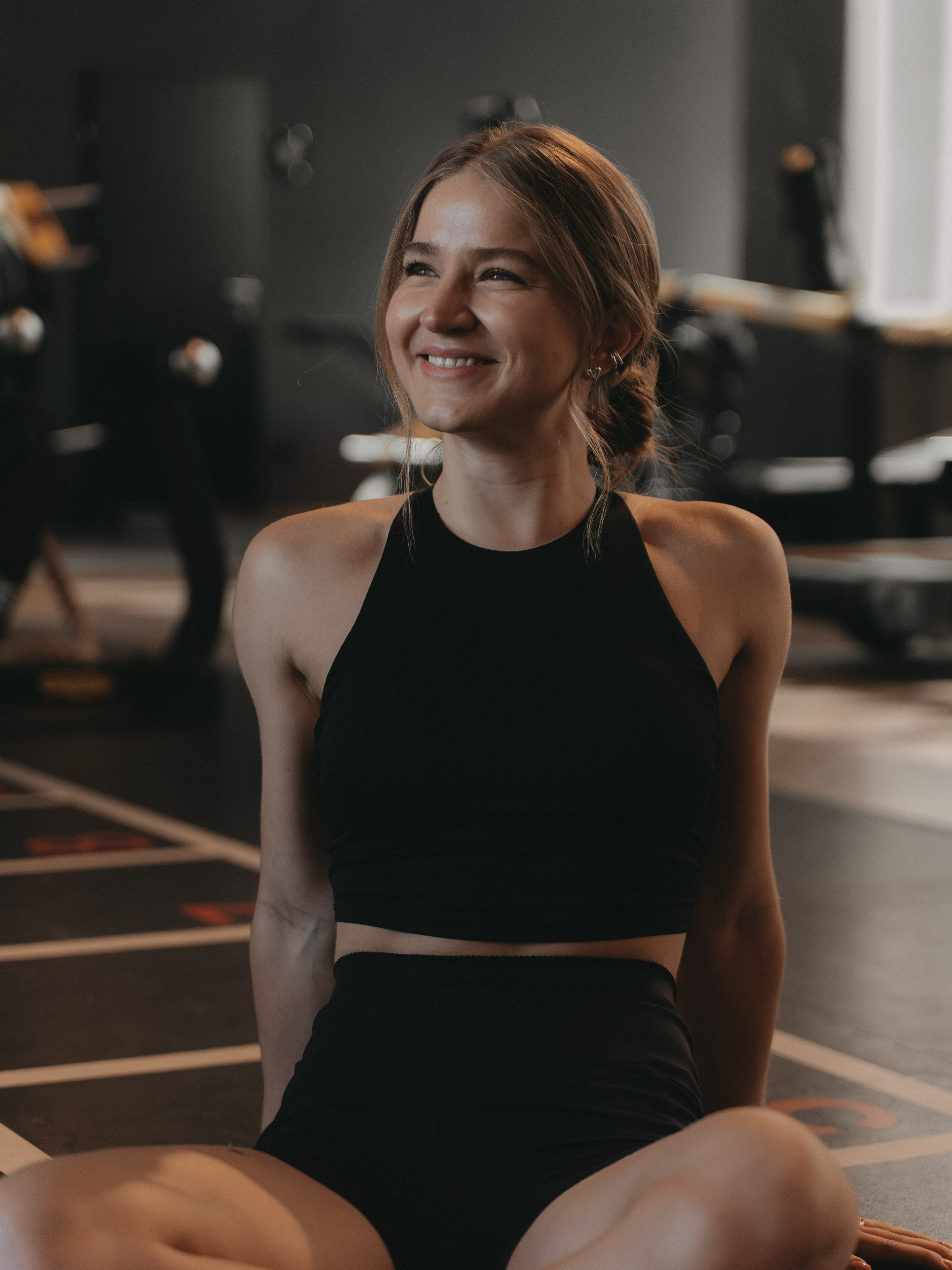 Solomiia lächelt im Trainingsstudio.